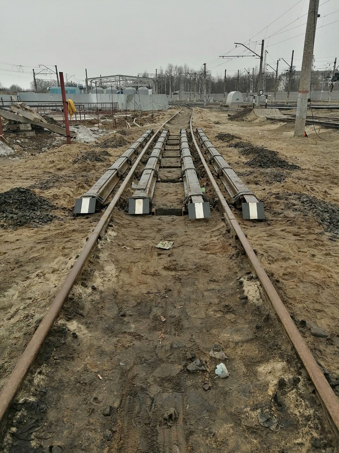 Установка трех рельсовых страховочных пакетов, станция Ярославль-Главный